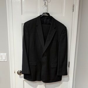 Jos. A. Bank Charcoal Black/Gray  Windowpane Two-Button Suit w/pants. 48R